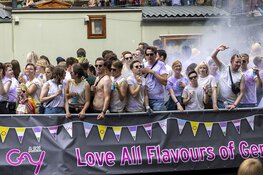 Canal Parade Pride Amsterdam in volle gang (fotoalbum)
