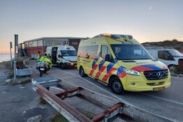 Baasje springt hond achterna van de Noordpier