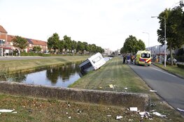 Auto met caravan te water in Velserbroek