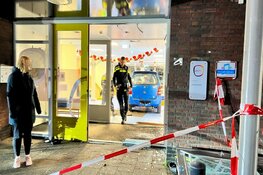 Auto rijdt kinderdagverblijf binnen in Velserbroek