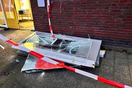 Auto rijdt kinderdagverblijf binnen in Velserbroek