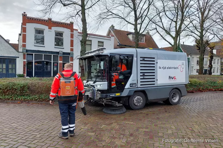 Elektrische veegwagen in Velsen
