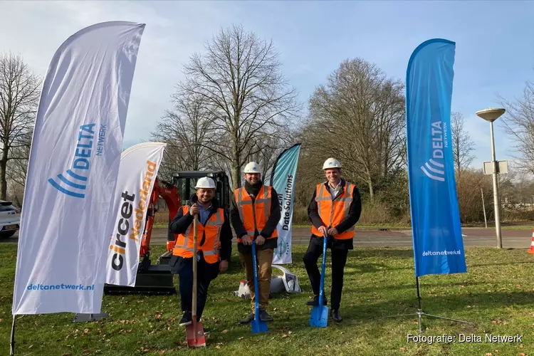 Wethouder Smeets zet eerste schop in de grond