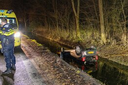Auto op z'n kop te water in Velsen-Noord