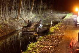 Auto op z'n kop te water in Velsen-Noord