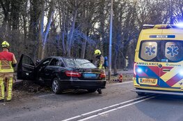 Taxichauffeur ernstig gewond na botsing tegen boom in IJmuiden