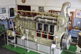 Draaiende motoren in het IJmuider Zee- en Havenmuseum