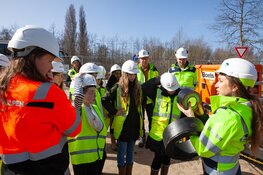 Meiden De Wilgenroos duiken bij TenneT in 'wind op zee' tijdens Girls' Day 2023