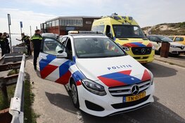 Persoon te water om hond te redden