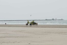 Kite-surfer raakt gewond op strand