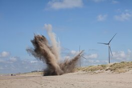 Explosieven WOII uit strand van Velsen in duinen gecontroleerd tot ontploffing gebracht