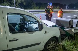 Verlaten bestelbus tegen vangrail langs A22