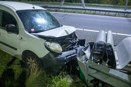 Verlaten bestelbus tegen vangrail langs A22