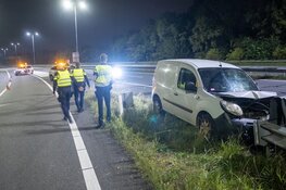 Verlaten bestelbus tegen vangrail langs A22