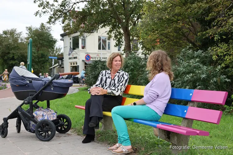 Onthulling regenboogbankje luidt Week van de Ontmoeting in