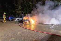 Auto door brand verwoest aan Raafstraat in IJmuiden