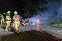 Auto door brand verwoest aan Raafstraat in IJmuiden