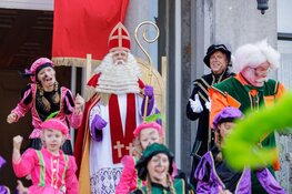 Vier royaal de verjaardag van de Sint in de schouwburg