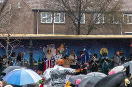 Sinterklaas gearriveerd in kletsnat IJmuiden