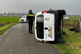 Bestelbus op zijn kant in Velserbroek