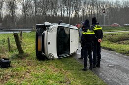 Bestelbus op zijn kant in Velserbroek
