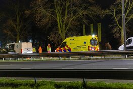 Bestelbus rijdt tegen achterkant auto op N208