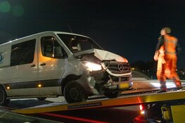 Bestelbus rijdt tegen achterkant auto op N208