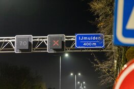 Bestelbus rijdt tegen achterkant auto op N208