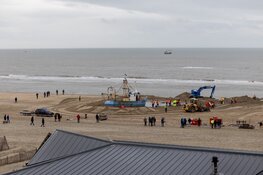 Werkzaamheden op strand Zandvoort om kotter de zee in te krijgen