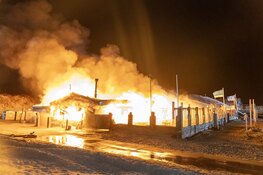 Grote brand verwoest strandtent Beach Inn IJmuiden