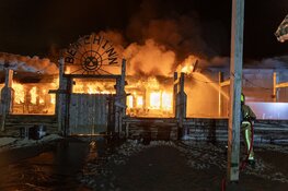 Grote brand verwoest strandtent Beach Inn IJmuiden