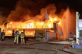 Grote brand verwoest strandtent Beach Inn IJmuiden