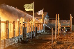 Grote brand verwoest strandtent Beach Inn IJmuiden