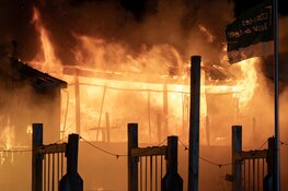 Grote brand verwoest strandtent Beach Inn IJmuiden