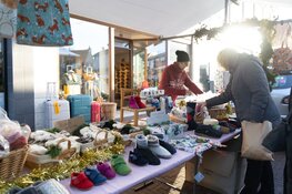 Propvolle fietsenstalling en heerlijk weer bij de Kerstmarkt in Santpoort-Noord