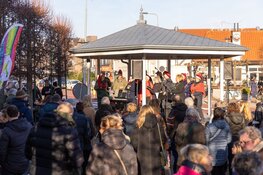 Propvolle fietsenstalling en heerlijk weer bij de Kerstmarkt in Santpoort-Noord