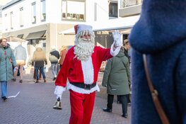 Propvolle fietsenstalling en heerlijk weer bij de Kerstmarkt in Santpoort-Noord