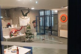 Cobra afgestoken in bedrijf in IJmuiden, gewonde naar ziekenhuis