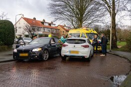 Twee auto's tegen elkaar in Driehuis