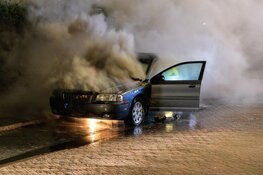 Auto door brand verwoest in Velsen-Noord