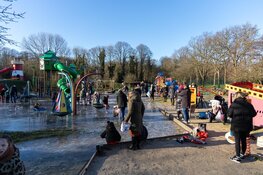 Schaatsplezier in IJmuiden op bevroren plek door wateroverlast