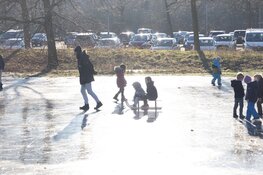 Schaatsplezier in IJmuiden op bevroren plek door wateroverlast