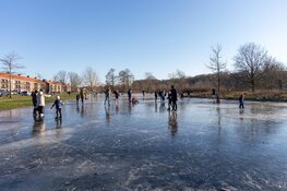 Schaatsplezier in IJmuiden op bevroren plek door wateroverlast