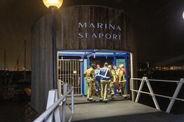 Hulpdiensten groots uitgerukt voor melding persoon te water bij jachthaven