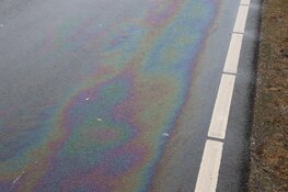 Olie op de weg, motorrijder komt ten val