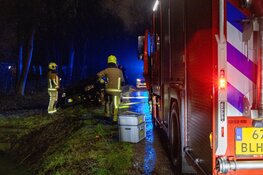 Brandweerlieden helpen bij "bijna" te water geraakte auto
