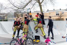 Meisje vast met vingers op skatebaan