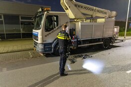 Veel schade bij ongeluk tegen geparkeerde vrachtwagen in Velsen-Noord