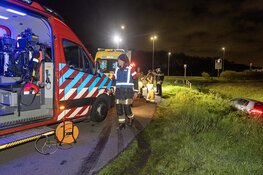 Automobilist te water langs de Oostlaan in Velserbroek