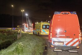 Automobilist te water langs de Oostlaan in Velserbroek
